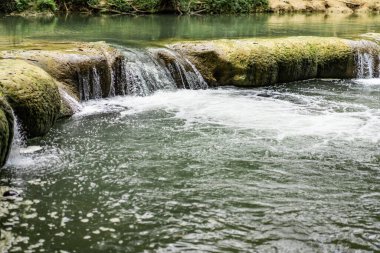 Khao Yai 'de şelale. Korat Eyaleti 'ndeki temiz su insanı serinletiyor..