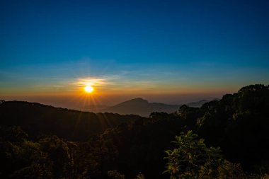 Doi Intanon Milli Parkı 'ndaki güzel gündoğumu, Chiang Mai' nin sabah vakti. Güzel sarı turuncu ışıkla utangaç bir şekilde tepeden yükseliyor..