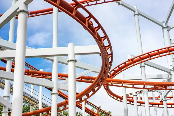 Bulanık Kırmızı ve beyaz lunaparkta dönüşümlü hız treni rayları açık bir günde.