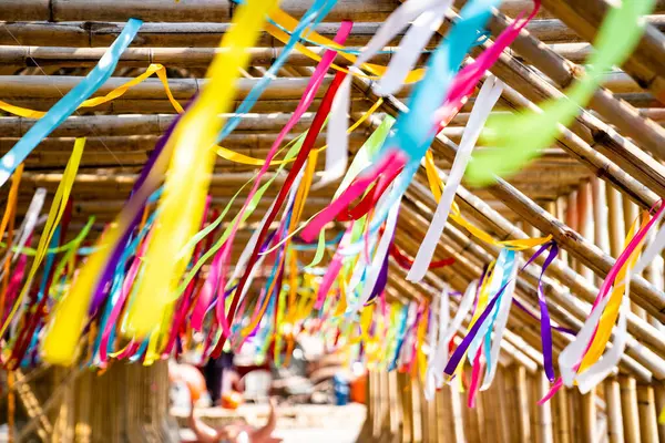 Çeşitli renklerde kurdeleler farklı festivallere uygun olarak iş yolunu süslemek için kullanılan malzemeler rüzgarda çırpınıyor..