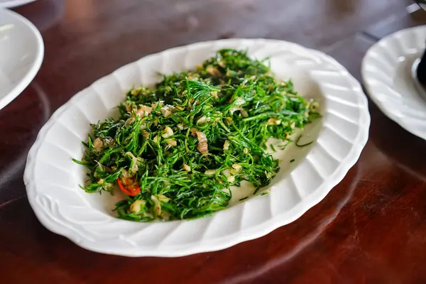 ChaKram yaprakları yeşil yaprakları andırır. Sarımsak kızartılmış..