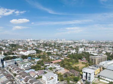 Panoramik Öğleden Sonra Sis içinde kaplanmış büyük bir şehrin güneş ışığı görüntüsü ve gökyüzü genişti, Wat Dhammamongkol in Jan 2022