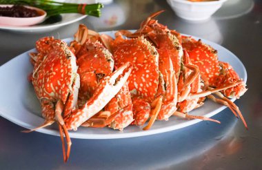Kömür ızgarasıyla pişirilen taze deniz yengeçleri Tayland 'daki ünlü yerel restoranda Tayland deniz ürünleri sosu ile servis ediliyor..
