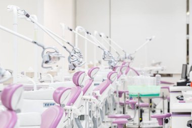 Hastanedeki hijyen ve steril diş hekimliği eğitim odasında birçok modern diş aleti ve koltuk bulunmaktadır..