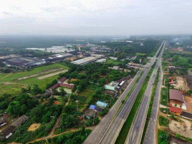Surat Thani, Tayland 'daki yerleşim alanından geçen ana otoyol ve doğal çevre manzarası.