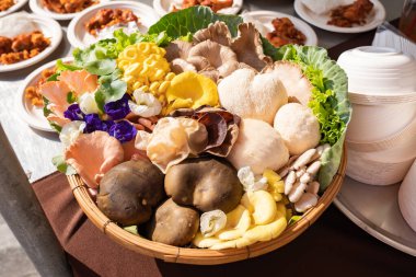 Çok lezzetli bir mantar çeşidi sade bir bambu hasırını süslüyor, Shiitake, gri istiridye, saman, jöle, güneş ışığında mantar sergiliyor..