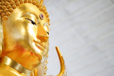 Büyüleyici bir altın Buda heykeli. Taylandlı bireylerin ruhani ibadetlerine olan derin saygılarını ve bağlılıklarını simgeliyor..