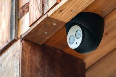 Mini mobese kameralarını kapatın. Siyah bavul ahşap tavan binasına yerleştirildi..