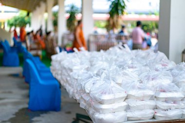 Asya köpüklü yiyecek paketleri insanlara bağışlanmak üzere plastik poşette hazırlanır..