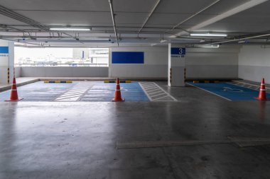 Alışveriş merkezinin kapalı otoparkındaki engelli park alanı..