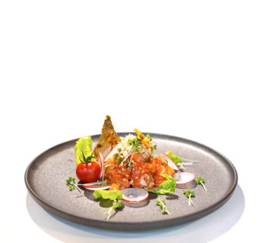 Kızarmış balık derisi, sarı çiçek ve izole edilmiş beyaz arka planda mikro bitkiyle süslenmiş Baharatlı Çiğ Somon Tayland Salatası yemek stili. Kesme Yolu.