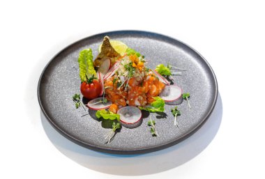 Kızarmış balık derisi, sarı çiçek ve izole edilmiş beyaz arka planda mikro bitkiyle süslenmiş Baharatlı Çiğ Somon Tayland Salatası yemek stili. Kesme Yolu.