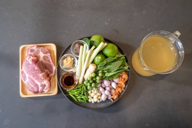 Çiğ domuz eti ve bitki malzemelerinin üst görünümü, Tayland yemek menüsünde pişirme hazırlığı.