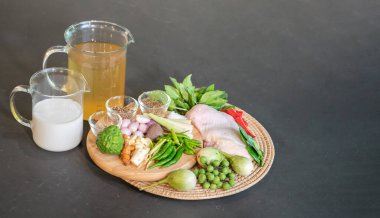 Tavuk kanatları, kırmızı biber, kaffir limon yaprakları ve limon otundan oluşan malzemeler ünlü bir Tayland yemeği olan Yeşil Köri için pişirilmeye hazırlandı.. 