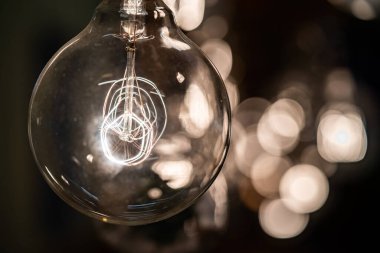 Karanlık bölgede iple asılı klasik Tungsten Lambası grubuna yaklaş..