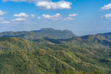 Tayland Phetchabun 'daki doğal dağ atmosferi gökyüzünde bulutlarla tamamlanarak ziyaretçiler için huzurlu ve huzurlu bir ortam yaratıyor..