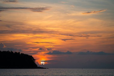 Phuket Adası, Phuket Eyaleti, Tayland 'daki Kata Sahili' nde bulutlu gün batımı manzaralı..