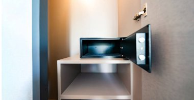 Modern Kara Kasa Kutusu 'nun kilidini aç, Stroungbox' u aç. Otel odasındaki ahşap dolapta. 