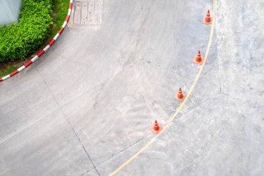 Sarı çizgi ve trafik konisi ile üst açıdan kavis caddesi.
