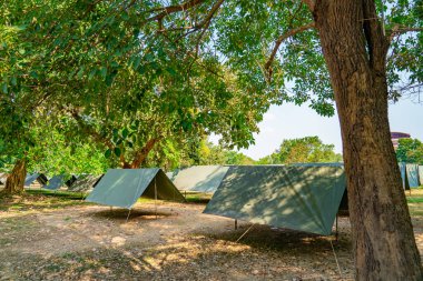 Basit ve normal boş çadır çadır çadırları ve çim tarlasında sütun öğleden sonra.