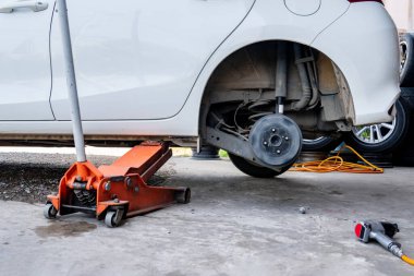 Tayland 'ın yerel garajında kırık lastiklerin beyaz arabalarla tamir edilmesine yakın..