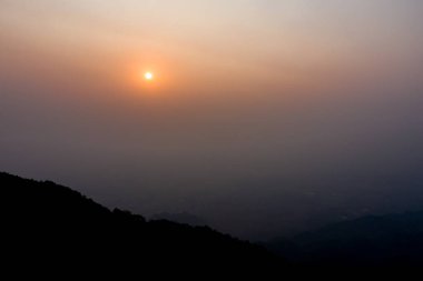 25 Mar 2021 'de, Tayland' ın kuzeyindeki Chiang Rai eyaletinde, Sunrise View 'da 2,5 numaralı dağ önplanı ile sabah 7: 00' de..