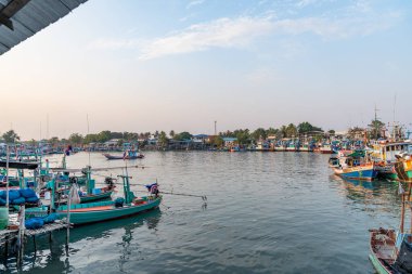 Prahuap Khiri Khan, Tayland, 1 Şubat 2020, geleneksel tasarlanmış balıkçı tekneleri Tayland 'ın pitoresk limanına renk katıyor..
