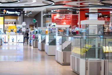 Bangkok, Tayland - 9 Ekim 2021, Robinson Mağazası, Bangkok, Tayland 'da boş Mobil Büfeler, Elektronik Bölümü Kulübeleri.