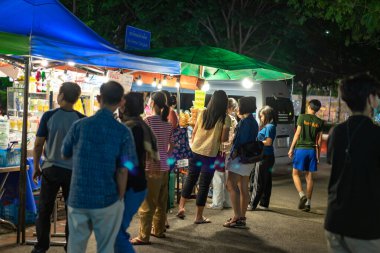 Chiang Mai, Tayland - 18 Ekim 2020, Manee Nopparat Yolu üzerindeki Changphuak Pazarı çevresindeki sokak yiyecekleri. Chiang Mai bölgesi, Tayland 'ın kuzeyi..