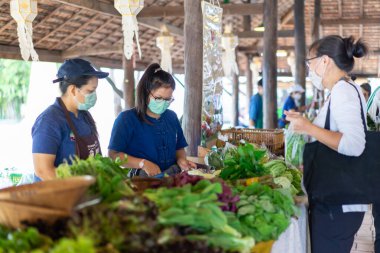 Chiang Mai, Tayland - 18 Ekim 2020, JingJai Market 'in çevresi, el yapımı sanat ürünü, Chiang Mai vilayetinde sebze bölgesi, Tayland' ın kuzeyinde..