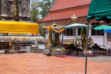 Chiang Rai Eyaleti, Tayland - 27 Mar 2021, Wat Phra Chom Kitti onun çarpık çedi 'si, Buda yadigarının bir parçasını içeriyor bu bölge, Chiang Rai, Tayland.