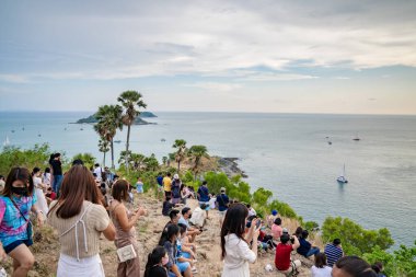 Phuket, Tayland - 12 Nisan 2021, LAEM PHROM THEP veya PHROM THP CAPE 'deki insanların çevresi, Tayland' ın Phuket Adası 'ndaki denizin ünlü bakış açısı..