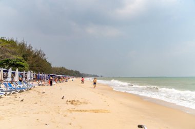 Prahuap Khiri Khan, Tayland, 1 Şubat 2020, Hua Hin Sahili 'ne tatile gelen insanları ve gezginleri rahatlatmak ve eğlendirmek için beyaz kum ve plajın çevresi. Tayland