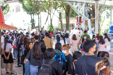 Pathum Thani, 19 Aralık 2021, Tatillerde, bir çok insan eğlence parklarında yürür eğlenceli eğlence makinelerine ve aktivitelere katılırlar..