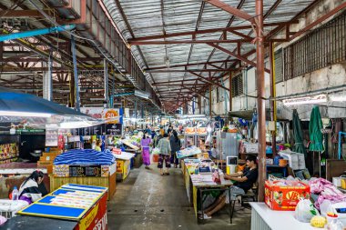 Lamphun Eyaleti, Tayland, 30 Ekim 2020, Tayland 'ın kuzeyinde Lamphun eyaletindeki Taze Gıda Pazarı. İnsanlar öğleden sonra taze gıda pazarında yemek pişirmek için popüler bir yerel alışveriş merkezinde yaşıyorlar..