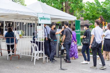 Chiang Mai, Tayland - 18 Ekim 2020, Tayland 'ın kuzeyinde yer alan Chiang Mai eyaletindeki JingJai Market' e girmeden önce sıcaklığı ölçen bölge..