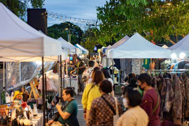 Chiang Mai, Tayland - 18 Ekim 2020, Nimmanhaemin Yolu 'nda bulunan alışveriş topluluğu One NIMMAN civarındaki çevre pazarı. Chiang Mai bölgesi, Tayland 'ın kuzeyi..