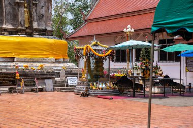 Chiang Rai Eyaleti, Tayland - 27 Mar 2021, Wat Phra Chom Kitti onun çarpık çedi 'si, Buda yadigarının bir parçasını içeriyor bu bölge, Chiang Rai, Tayland.