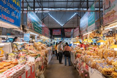 Lampang, Tayland - 28 Mar 2021, Kad Tung Kwain, Coronavirus hastalığının (COVID-19) yerel pazar çevresi. Kuzu eti, Tayland.