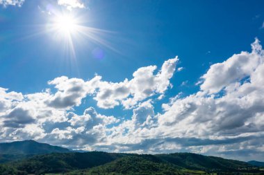 Hui Kha Khaeng atmosferinin, yeşil ormanın ve Tayland 'ın Tak eyaletindeki dağların hava resmi. Mavi gökyüzünde güneş ışığı ve bulutların olduğu devasa bir vahşi yaşam sığınağı..