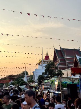 Bangkok, Tayland - 16 Kasım 2024, Wat Saket 'teki Altın Dağ Tapınağı Fuarı' nda kalabalık bir pazar, bir sürü yiyecek tezgahı ve kültürel cazibeyle dolu bir festival atmosferi var..