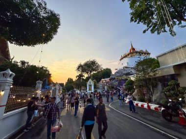 Bangkok, Tayland - 16 Kasım 2024, Wat Saket 'teki Altın Dağ Tapınağı Fuarı' nda kalabalık bir pazar, bir sürü yiyecek tezgahı ve kültürel cazibeyle dolu bir festival atmosferi var..