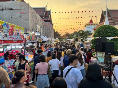 Bangkok, Tayland - 16 Kasım 2024, Wat Saket 'teki Altın Dağ Tapınağı Fuarı' nda kalabalık bir pazar, bir sürü yiyecek tezgahı ve kültürel cazibeyle dolu bir festival atmosferi var..