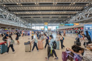 Bangkok, Tayland - 9 Temmuz 2023, Geniş Açı Görüş Alanı ile Pazar Sabahı Yolcular Kapalı Suvarnabhumi Havalimanı 'nda Gezerken Canlı Atmosferi Yakalıyor.