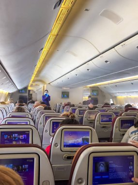 Samut Prakan, Tayland - 9 Temmuz 2023, TG916 Tayland Havayolları 'nın içinde, Bangkok' tan Heathrow, Londra 'ya kalkmadan önce yolcu çevresinin görüntülerini aldık..