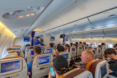 Samut Prakan, Tayland - 9 Temmuz 2023, TG916 Tayland Havayolları 'nın içinde, Bangkok' tan Heathrow, Londra 'ya kalkmadan önce yolcu çevresinin görüntülerini aldık..