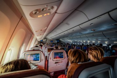 Londra, İngiltere - 10 Temmuz 2023, The Environment Wide Angle in Airplane Cabin Thai Airway, Heathrow Uluslararası Havalimanı 'ndaki İniş Süreci sırasında Yolcuları Uzayda Gösteriyor.