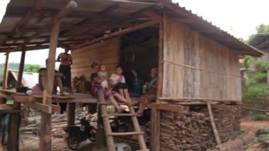 Chiang Mai, Tayland 25 Mayıs 2021, Hill Kabilesi Ailesi ve evleri. Omkoi Districk, Chiangmai Eyaleti, Tayland 'da yaşıyorlar..