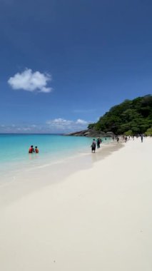 Similan Adaları, Pang Nga, Tayland, 15 Nisan 2021, Similan Adaları 'nda tropik okyanus mavi deniz suyu adaları ve açık gökyüzü ünlü bir bakış açısıyla, Phang Nga Tayland bir yaz günü