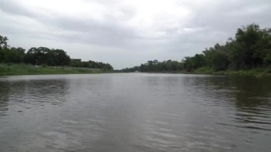 Sakae Krang Nehri, Uthai Thani Eyaleti nehrin iki yakasının da yemyeşil ağaçlarla dolu olduğu yer. Deniz kenarında bir topluluk var..